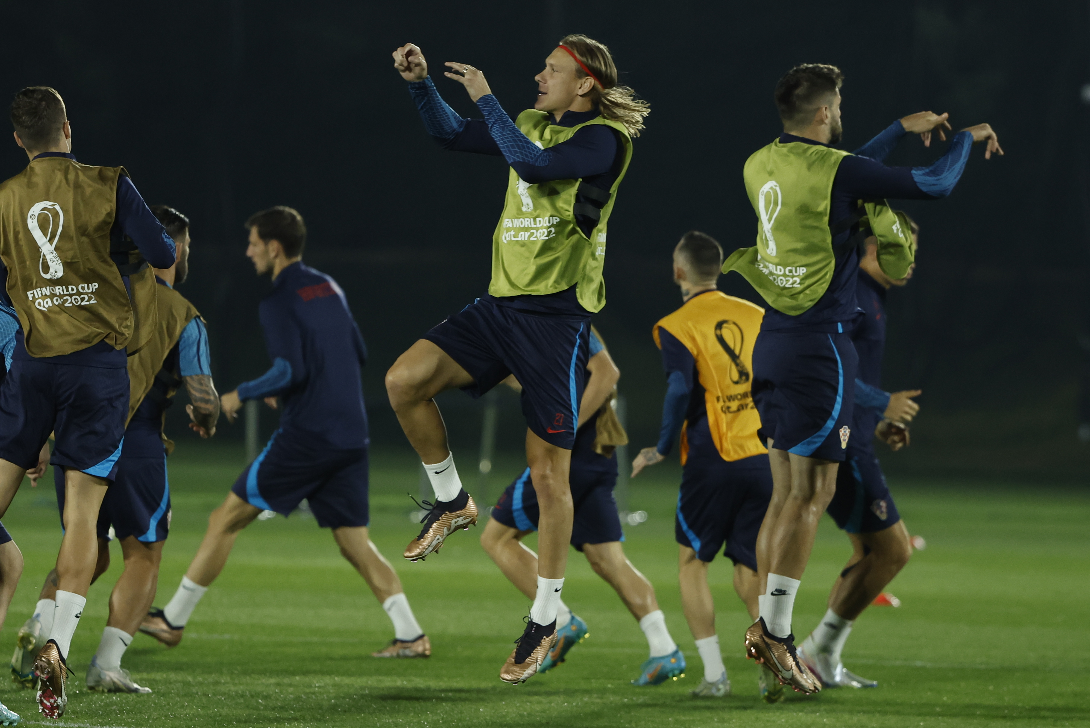 DOHA, 12/12/2022.- El defensa de Croacia Domagoj Vida entre sus compañeros, durante el entrenamiento llevado a cabo este lunes en Doha, Catar, para preparar el partido de semifinales del Mundial de Fútbol Qatar 2022 que mañana disputarán ante Argentina. EFE/ Juanjo Martin