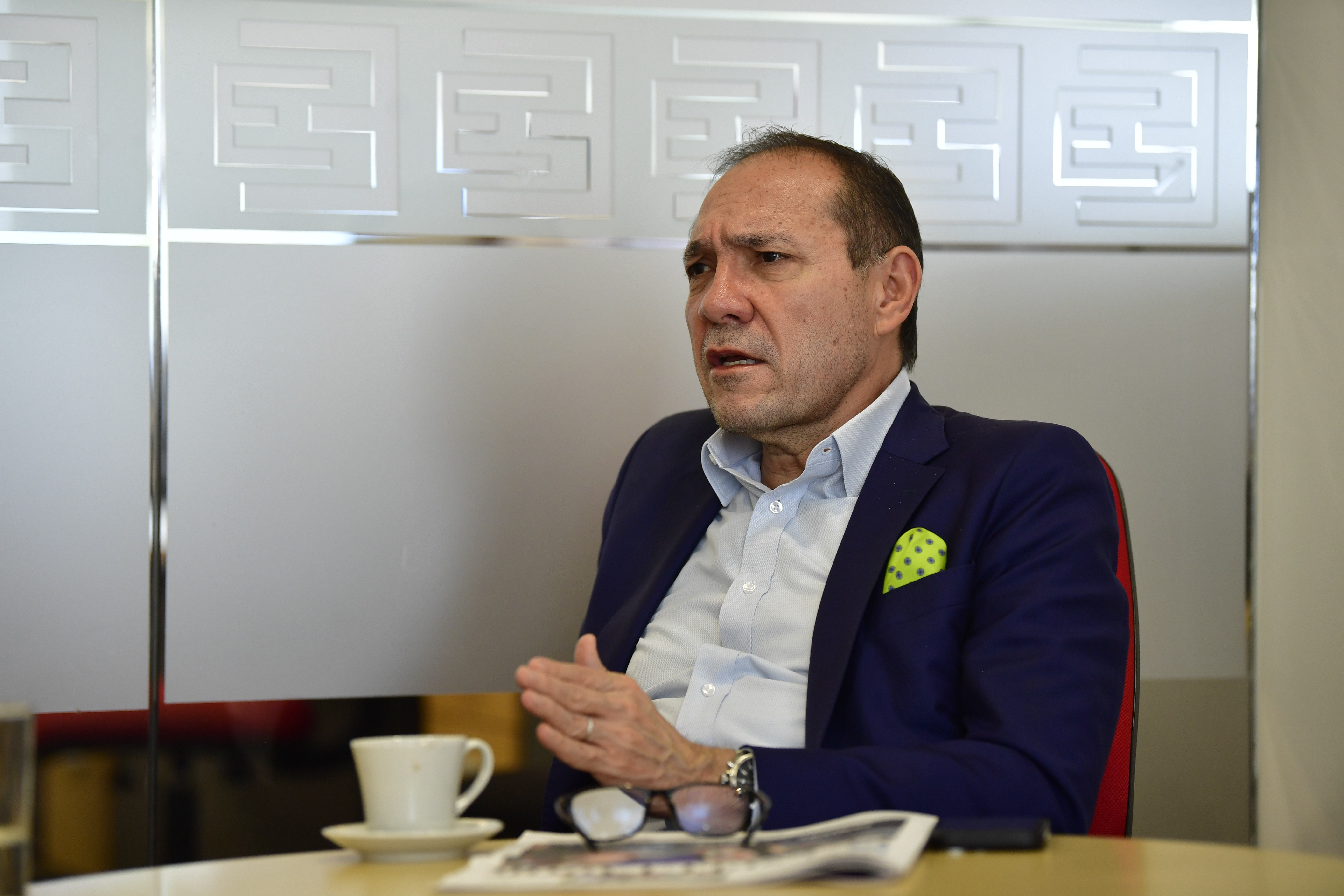 Ministro del Trabajo durante entrevista en El Espectador