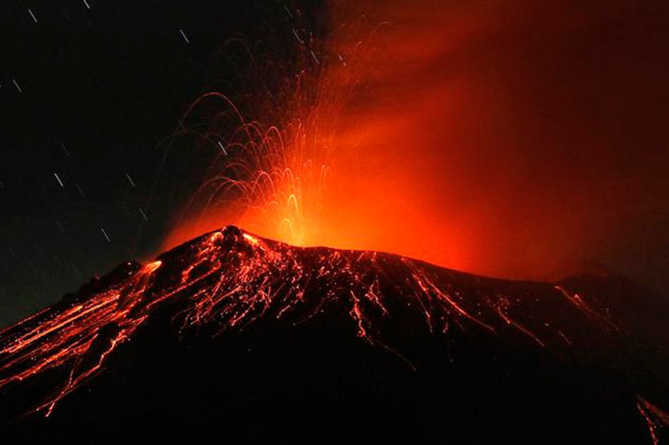 Volcán Popocatépetl expulsa rocas incandescentes