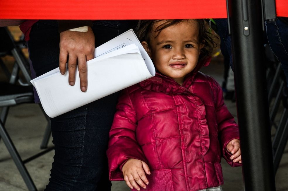 Con el fin de la política de "tolerancia cero", Estados Unidos dejó de expulsar a los menores que llegan sin compañía de sus padres o madres.