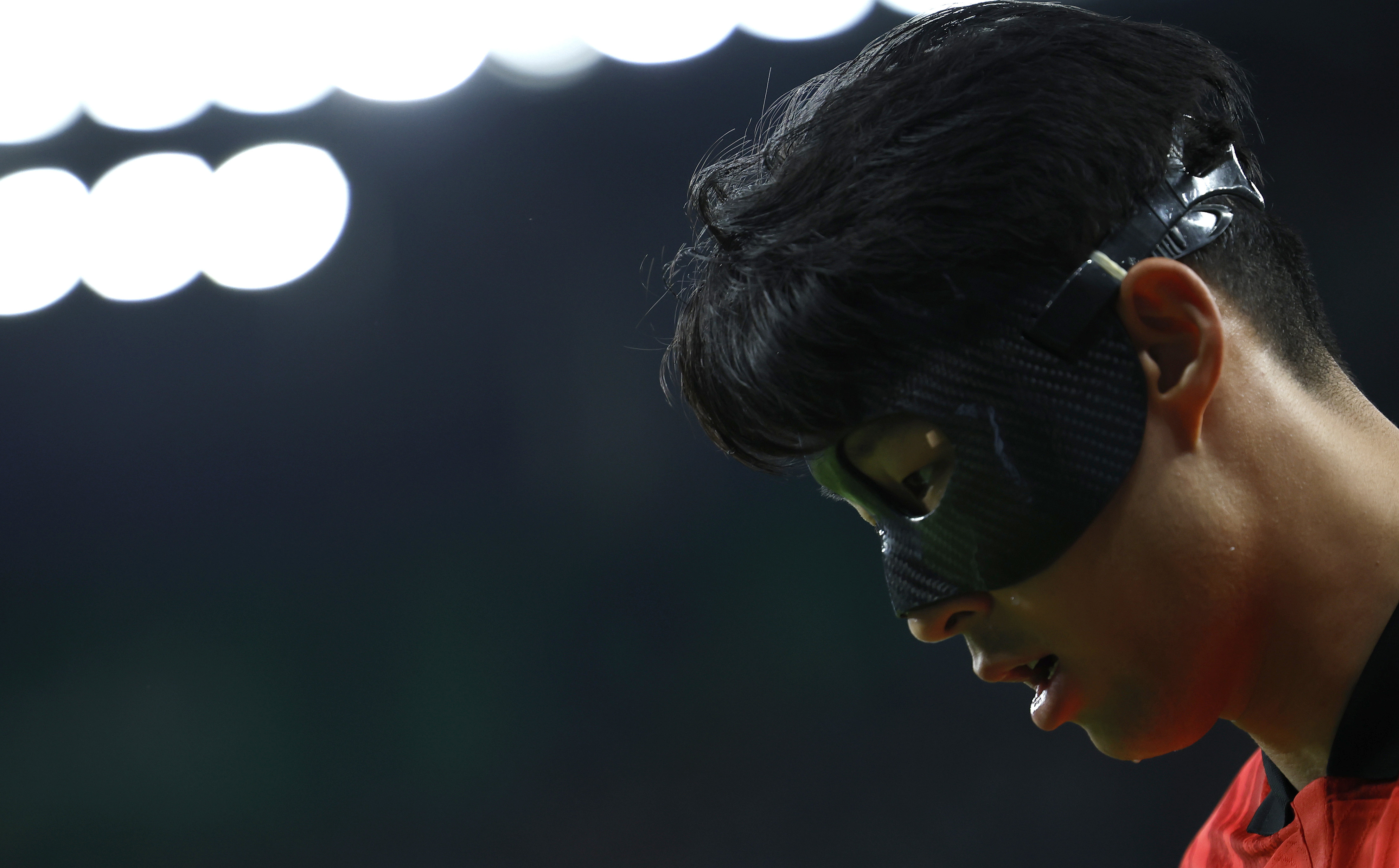 . RAYAN (CATAR), 24/11/2022.- Son Heung-min de Corea del Sur reacciona hoy, en un partido de la fase de grupos del Mundial de Fútbol Qatar 2022 entre Uruguay y Corea del Sur en el estadio Ciudad de la Educación en Rayán (Catar). EFE/Alberto Estevez