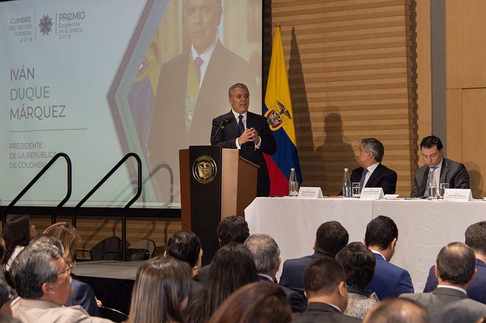 Mientras el país marcha, presidente Duque atiende a cumbre de justicia