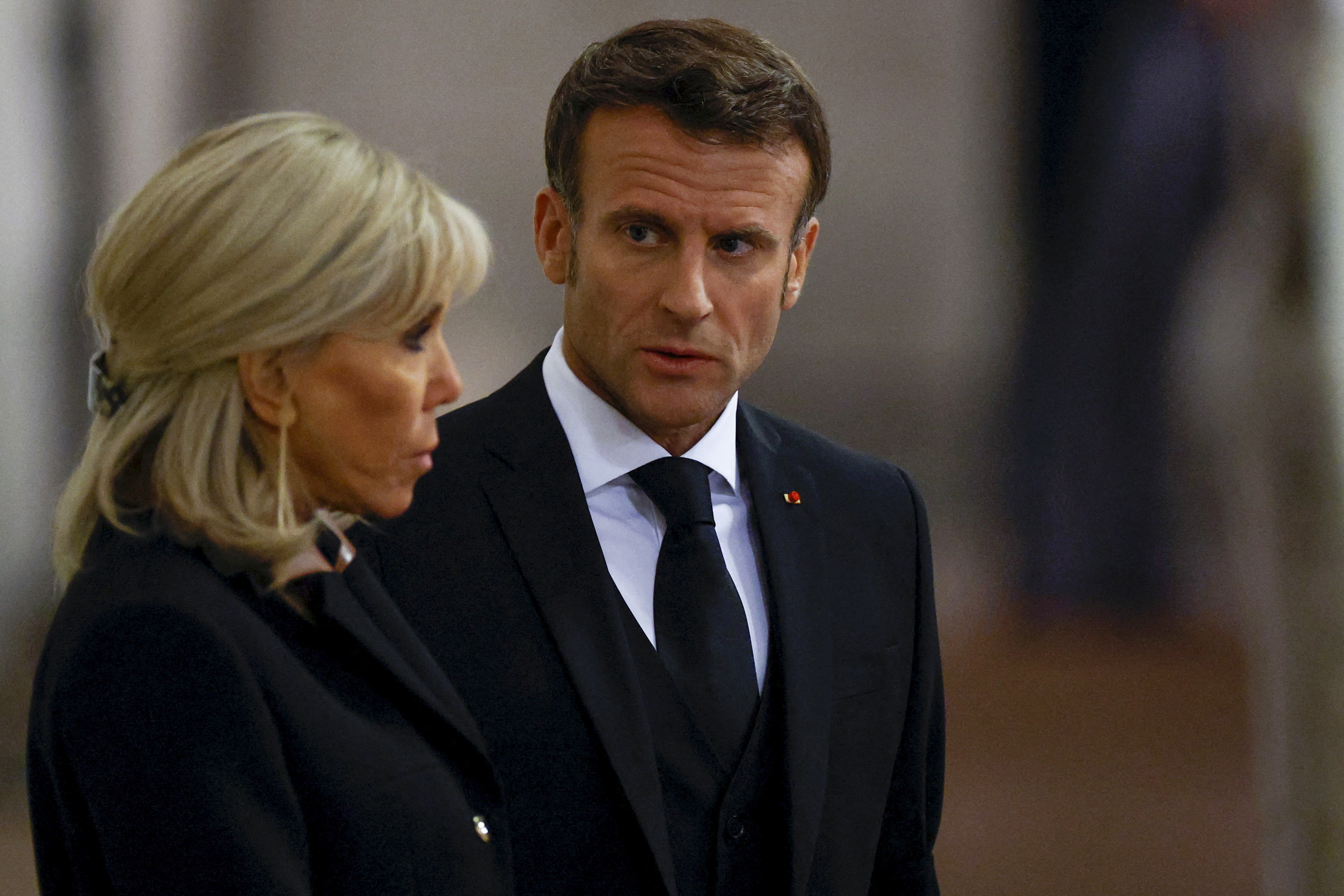El presidente francés Emmanuel Macron y la primera dama Brigitte Macron presentan sus respetos mientras ven el ataúd de la Reina Isabel II.