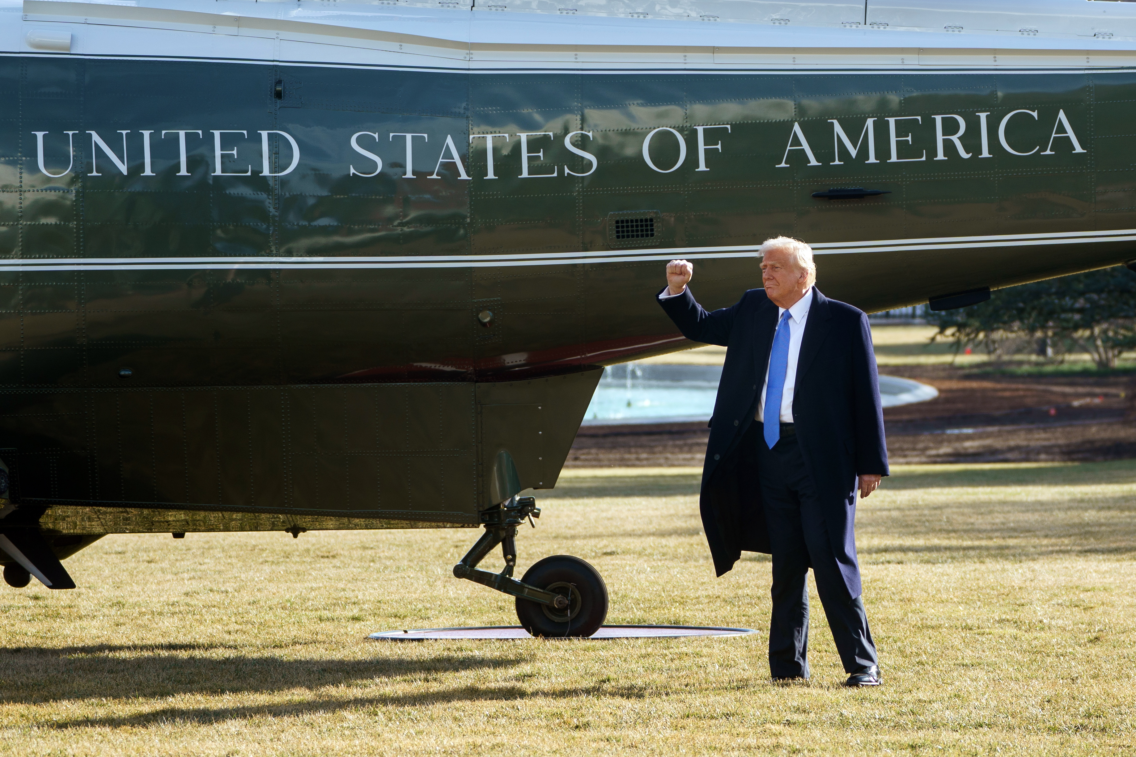 WASHINGTON (United States), 07/02/2025.- US President Donald Trump raises a clenched fist next to Marine One as he leaves after a meeting with Japanese Prime Minister Ishiba Shigeru,at the White House in Washington, DC, USA, 07 February 2025. (Japón) EFE/EPA/WILL OLIVER