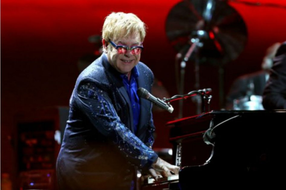 Doble de Elton John amenizó la fiesta de la madre del cantante