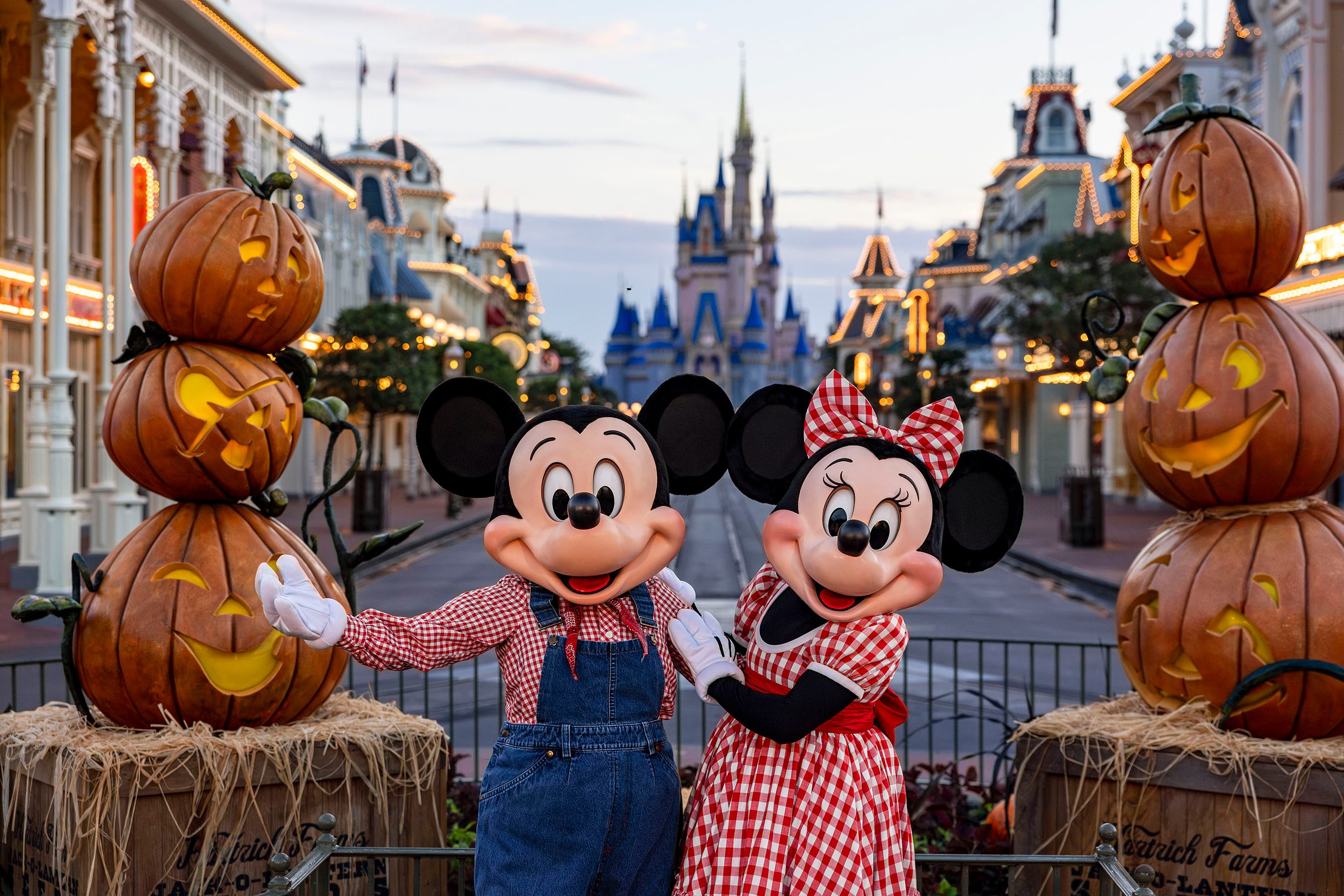 La decoración festiva de otoño ya está en el Parque Magic Kingdom de Walt Disney World.