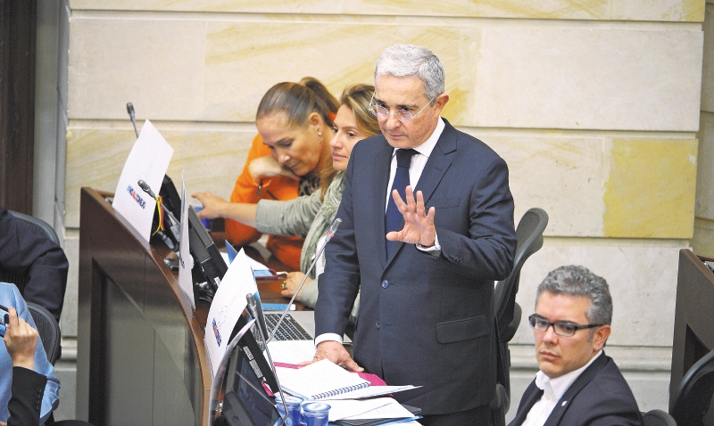 No debe haber un presidente con coqueteos con el terrorismo: Álvaro Uribe