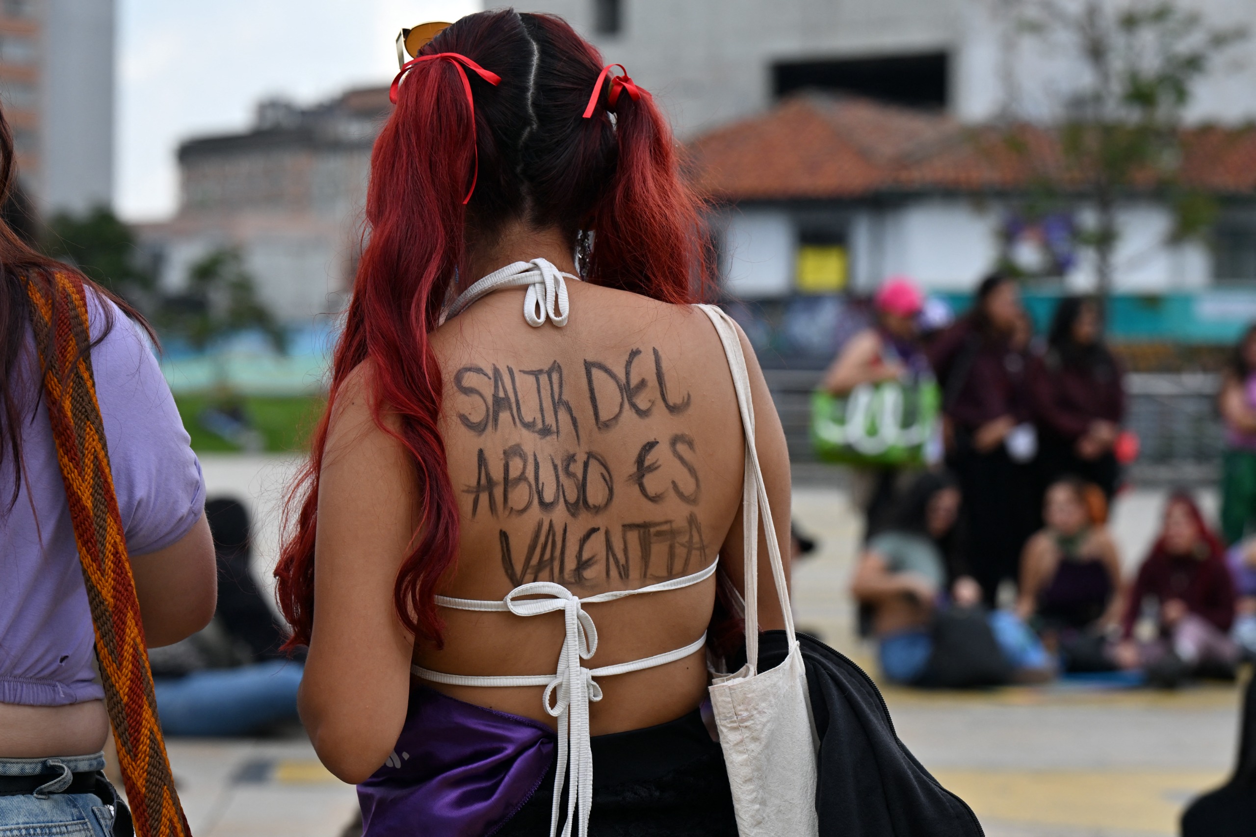 La batalla personal de las mujeres que defienden a otras mujeres