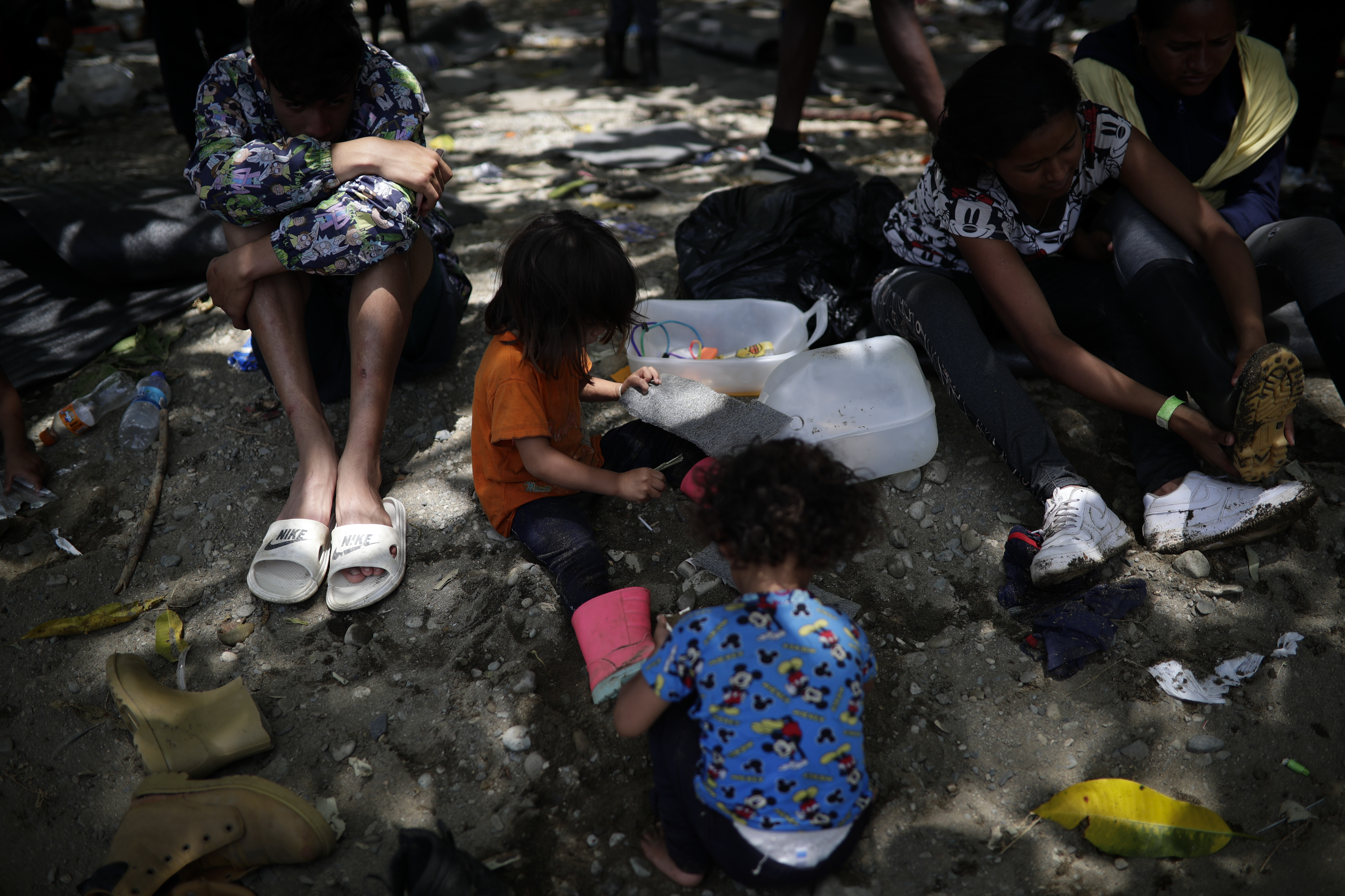-FOTOGALERÍA- AME4250. BAJO CHIQUITO (PANAMÁ), 21/03/2023.- Personas y niños migrantes descansan en la selva mientras esperan para ser trasladados en canoa desde la Quebrada León hasta a la comunidad de Bajo Chiquito, el 10 de marzo de 2023, en Darién (Panamá). "Guerreros", repiten las madres, hijos guerreros que han aguantado largas caminatas, hambre, sed, el calor, picaduras de insectos, superar ríos y cerros, para sobrevivir a la selva del Darién en su ruta hacia Estados Unidos. Recién salidos de esta selva que hace de frontera natural entre Colombia y Panamá, los migrantes llegan hasta la conocida como Quebrada del León, donde les esperan unas piraguas de indígenas que los descenderán por el casi seco río Tuquesa hasta Bajo Chiquito, una pequeña población emberá donde podrán al fin reposar tranquilos. EFE/ Bienvenido Velasco