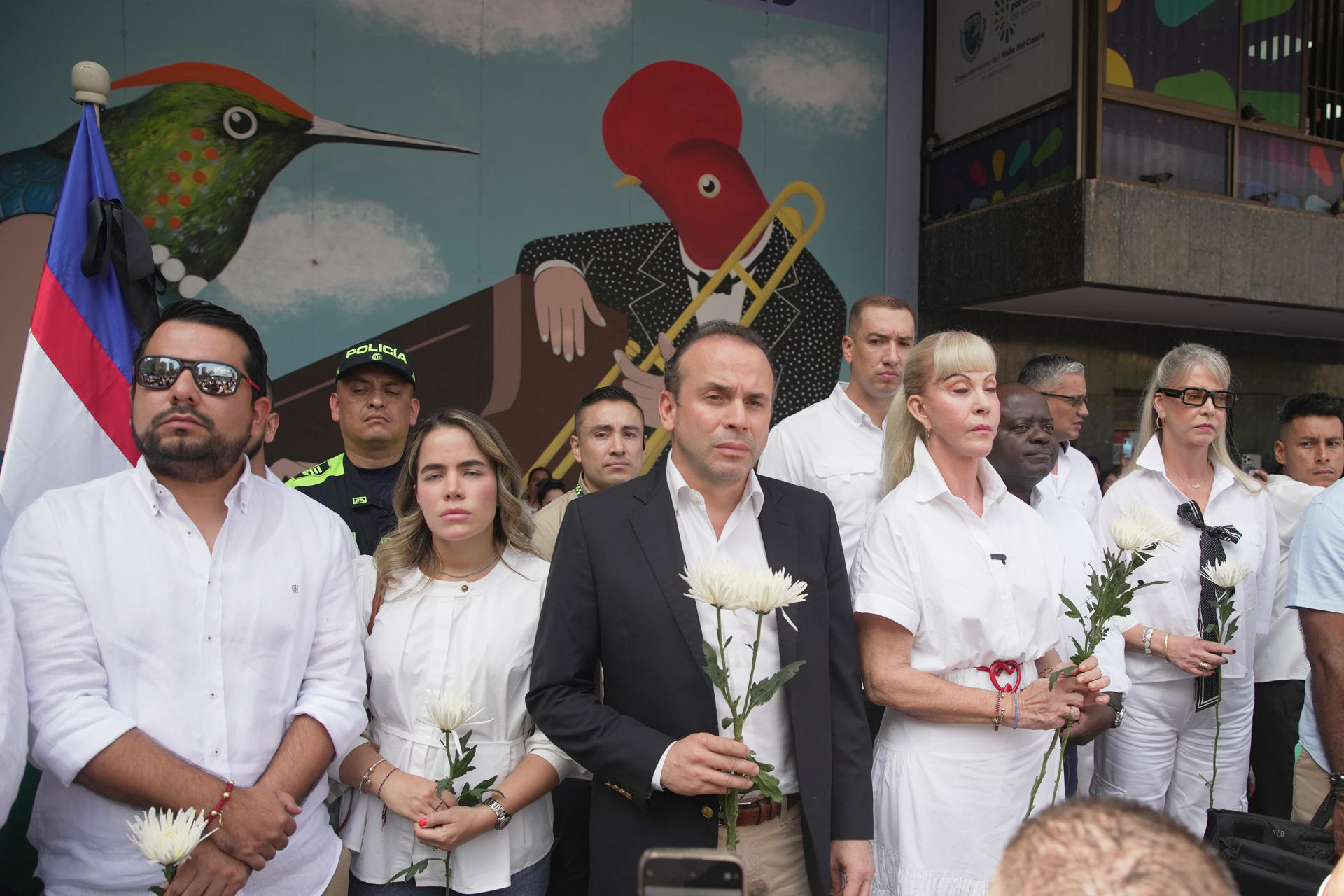 AME9358. CALI (COLOMBIA), 12/08/2025.- El alcalde de Cali, Alejandro Éder (c), y la gobernadora del Valle del Cauca, Dilian Francisca Toro (2-d), asisten a un homenaje del fallecido senador y precandidato a la Presidencia de Colombia, Miguel Uribe Turbay, este martes en Cali (Colombia). Uribe Turbay falleció después de ser gravemente herido en un atentado. EFE/ Ernesto Guzmán
