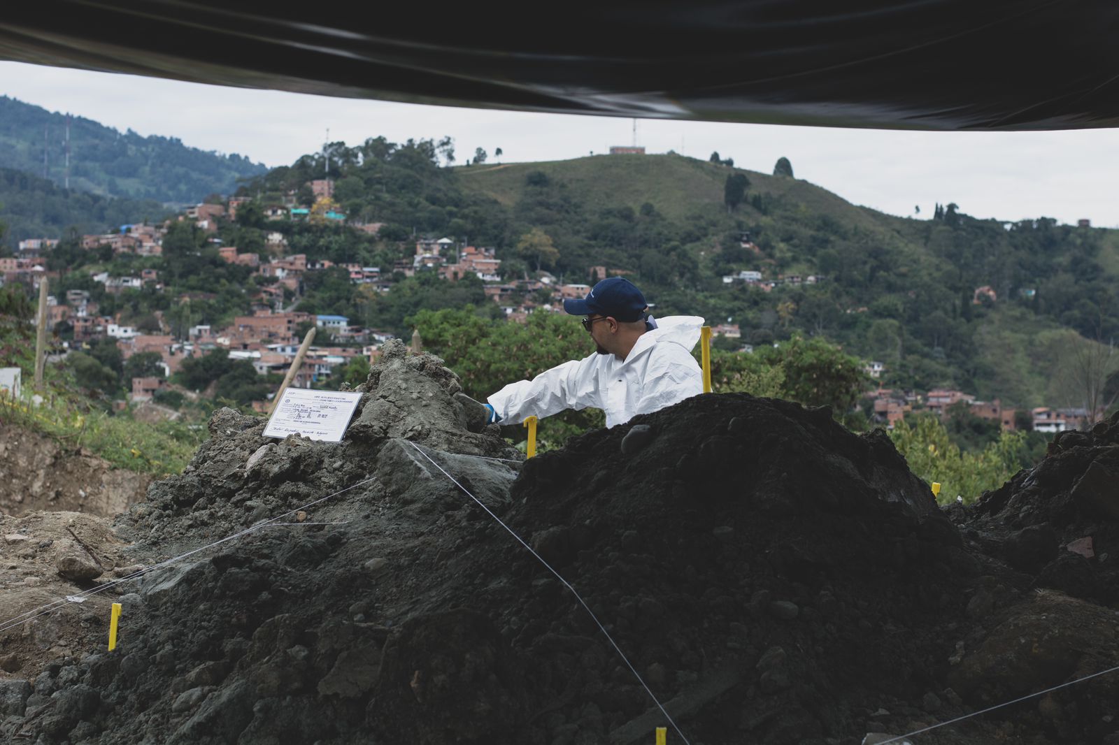 Antropólogos forenses inspeccionan cuidadosamente los restos encontrados, asegurando que cada fragmento sea tratado con el respeto y rigor que merece.