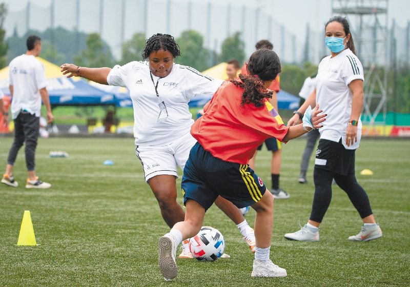 En Bogotá, los líderes sociales se capacitaron con ejercicios en las canchas de la sede deportiva de la Federación Colombiana de Fútbol. / Santiago Villegas