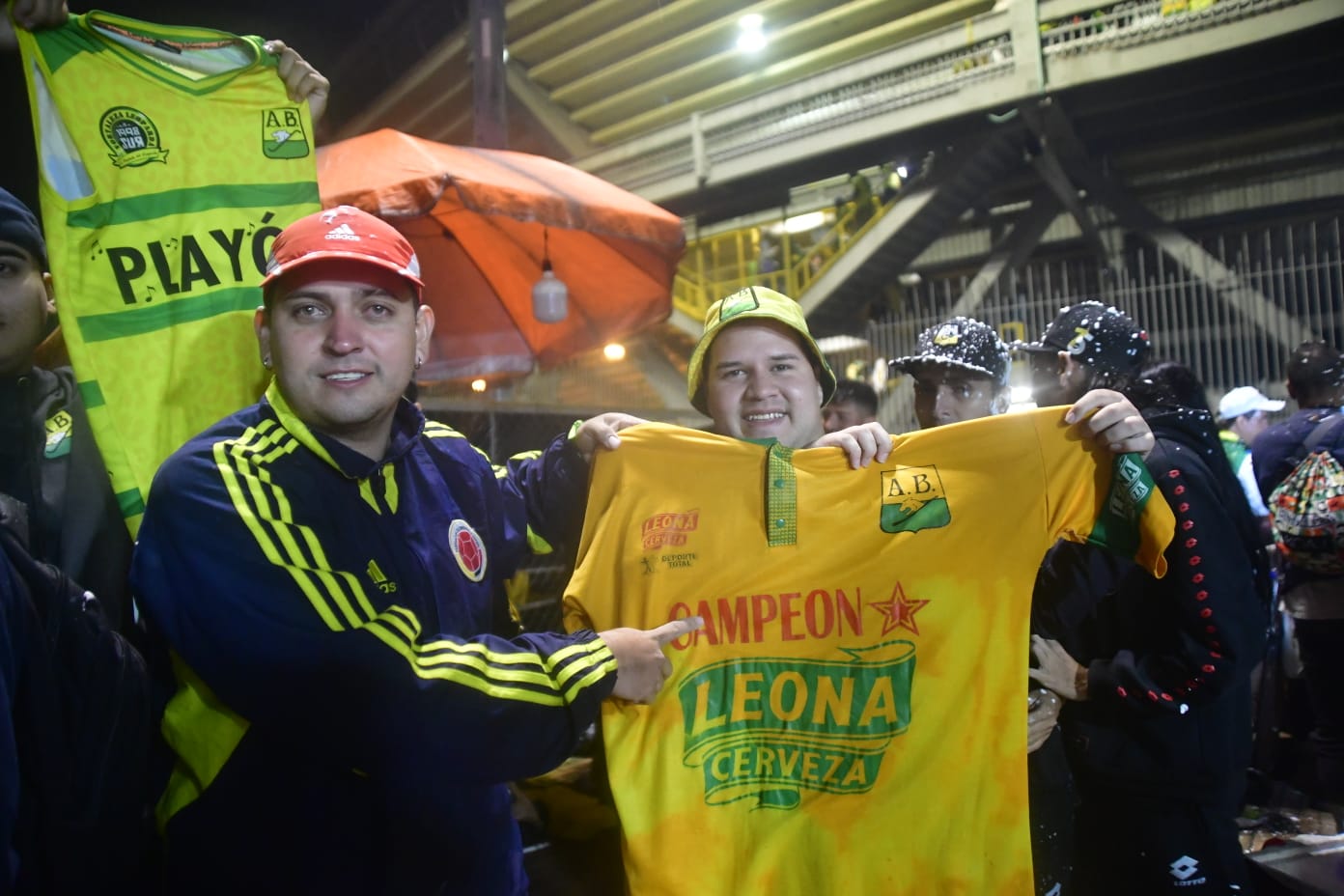 Mientras los hinchas de Santa Fe se retiraron entre llantos de El Campín, los fanáticos santandereanos festejaron con espuma, cumbia y pólvora en las afueras del estadio.
