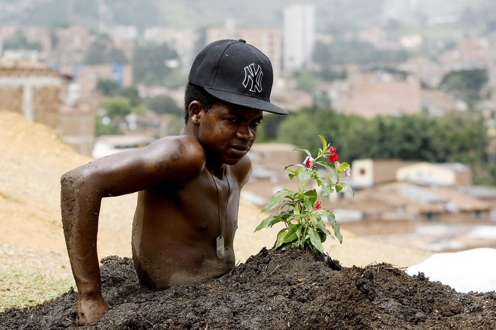 Colombianos «se entierran» para recordar a víctimas del conflicto