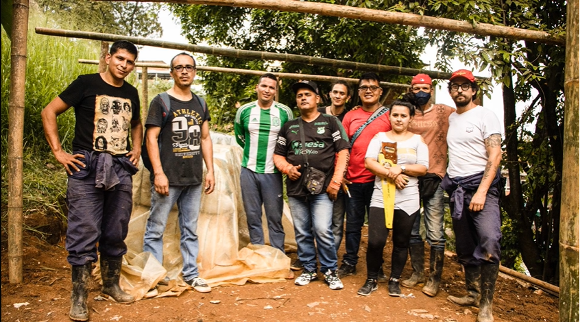 Integrantes de la cooperativa Coopripaz. A la izquierda, de negro, Leonardo Díaz, y junto a él, Eduard Ramírez.