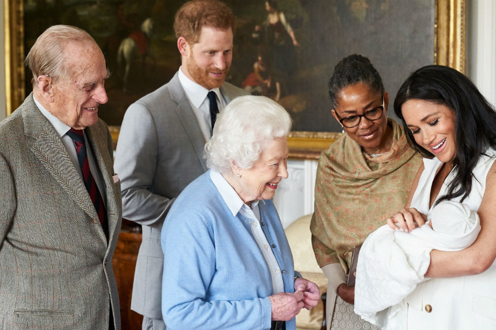 Un paquetico de alergíaDesde su nacimiento, Reino Unido esperaba para conocer el nombre del niño y crecía la especulación sobre si la pareja optaría por rendir de algún modo homenaje a la difunda madre de Harry, fallecida en un trágico accidente de tráfico en París en 1997, o a las raíces afroamericanas de Meghan, que tiene entre sus ancestros a esclavos que trabajaban en las plantaciones de algodón de Georgia.