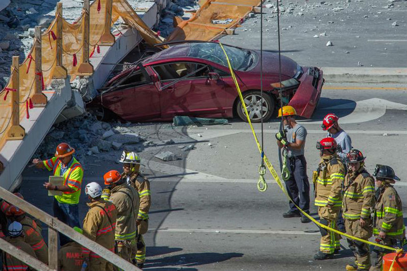 Aumenta a seis el número de muertos tras colapso de puente peatonal en Miami