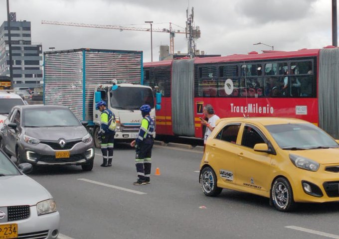 Taxi varado en la Av. NQS