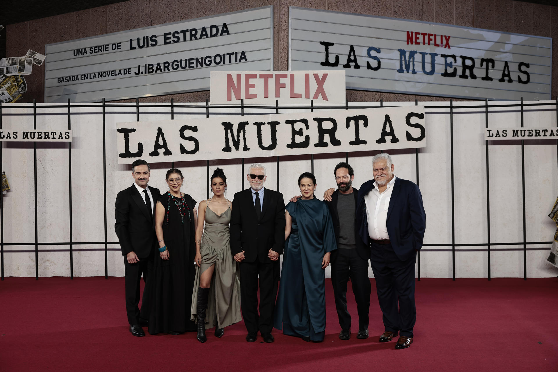 MEX2092. CIUDAD DE MÉXICO (MÉXICO), 08/09/2025.- Los actores Alfonso Herrera (i), Paulina Gaitán (3i), Arcelia Ramírez (3d), Mauricio Isaac (2d), Joaquín Cosío (d), la productora Sandra Solares (2i) y el director Luis Estrada (c) posan en la alfombra roja de la serie de Netflix 'Las Muertas' este lunes, en la Cineteca Nacional, en Ciudad de México (México). EFE/José Méndez

