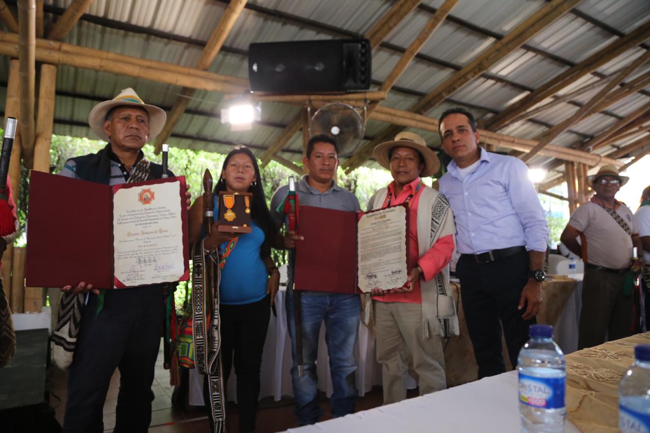“La guardia indígena del Cauca es una propuesta del pueblo Nasa asentado en el departamento mediante la cual se estructura una organización de defensa de los derechos, la autonomía y la cultura. Defiende la forma de vida de los pueblos como guardadores y protectores del pensamiento indígena. Es parte de los mecanismos de defensa civil no armada”, se leyó durante el homenaje que solicitaron los congresistas de partidos de oposición y algunos declarados en independencia, como la U.