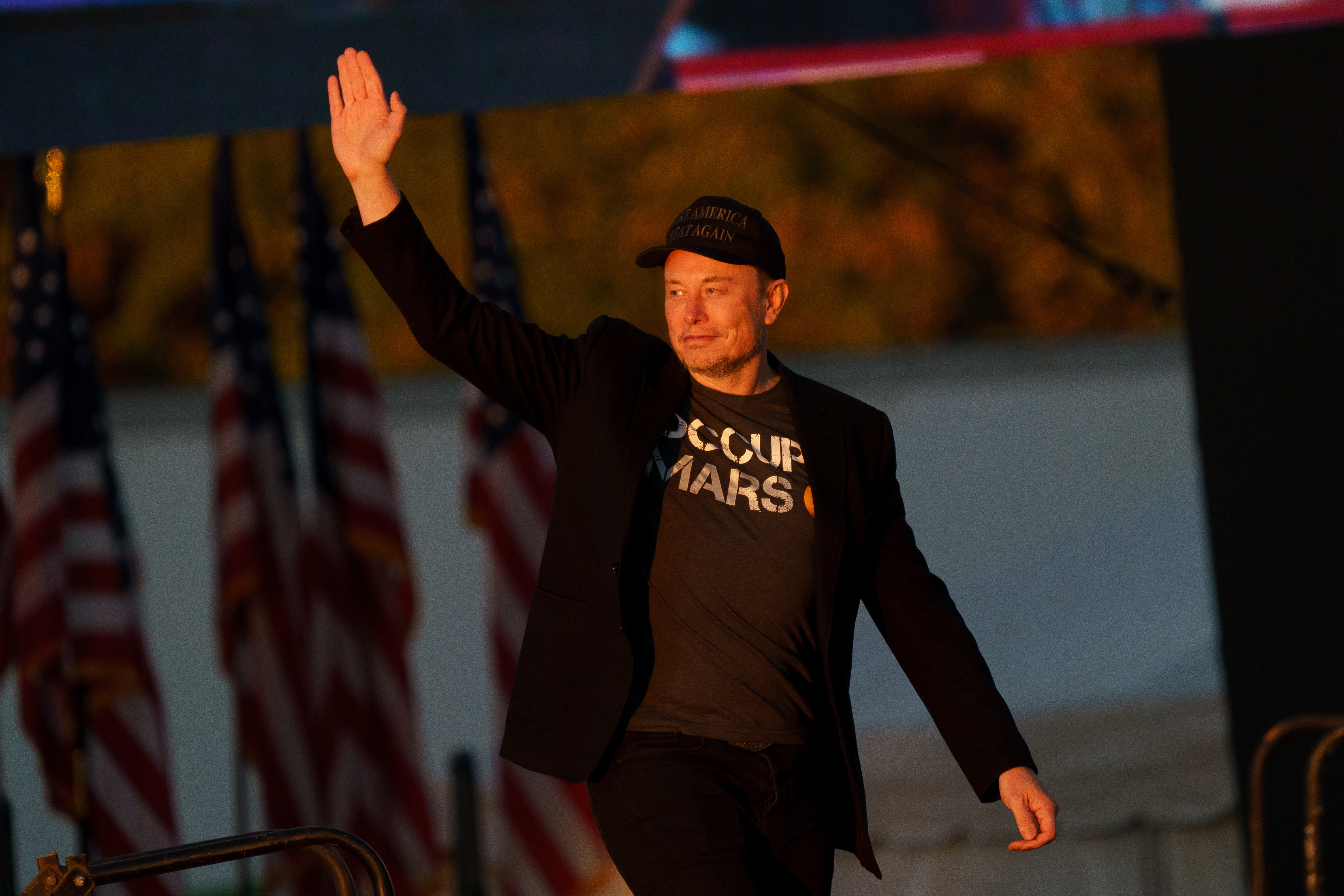Butler (United States), 05/10/2024.- Businessperson Elon Musk at the Butler Farm Show where former US President and Republican presidential nominee Donald Trump held a rally in Butler, Pennsylvania, USA, 05 October 2024. The rally is taking place at the same location where a gunman attempted to assassinate former president Trump in July. (Elecciones) EFE/EPA/WILL OLIVER