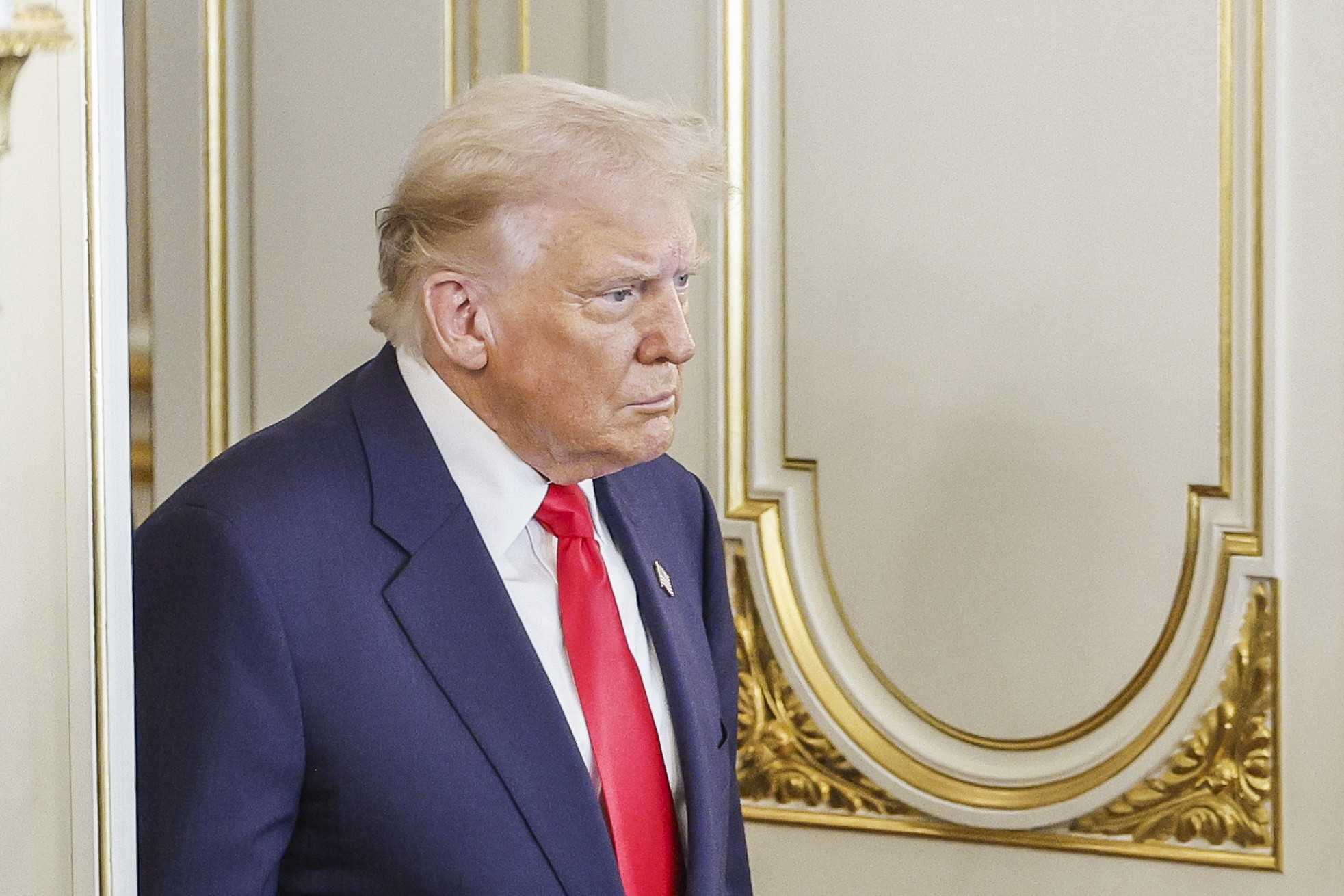 TOKYO (Japan), 28/10/2025.- US President Donald Trump (L) arrives for the Japan-US summit meeting at Akasaka Palace State Guest House in Tokyo, Japan, 28 October 2025. US President Trump is on a three-day visit from 27 to 29 October to reaffirm the Japan–US alliance and economic talks. (Japón, Tokio) EFE/EPA/FRANCK ROBICHON / POOL POOL PHOTO