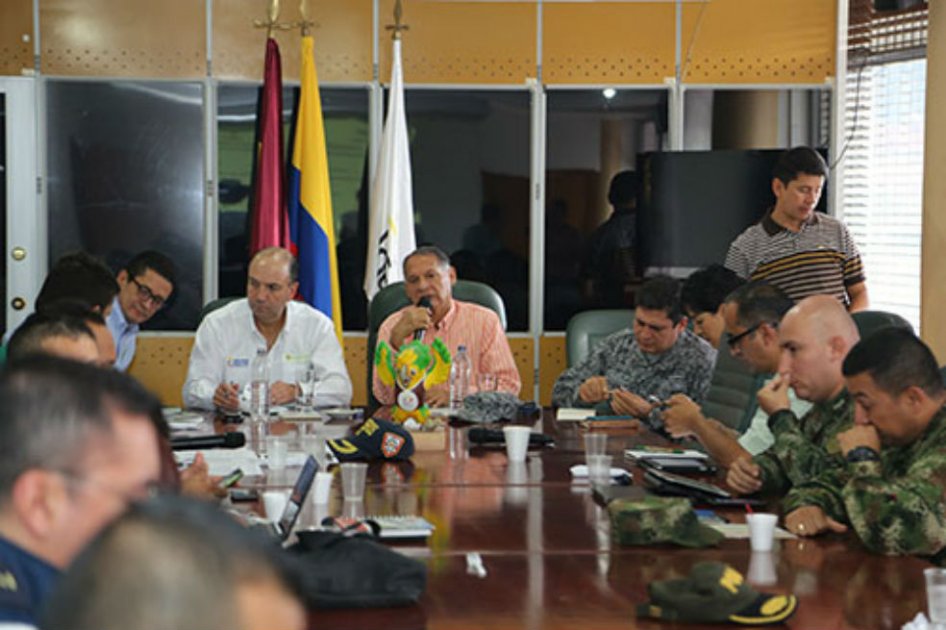 El gobernador del Tolima, Luis Carlos Delgado (centro) en compañía del ministro de Ambiente, Gabriel Vallejo (izquierda) y demás autoridades. /Foto: Ministerio de Ambiente 