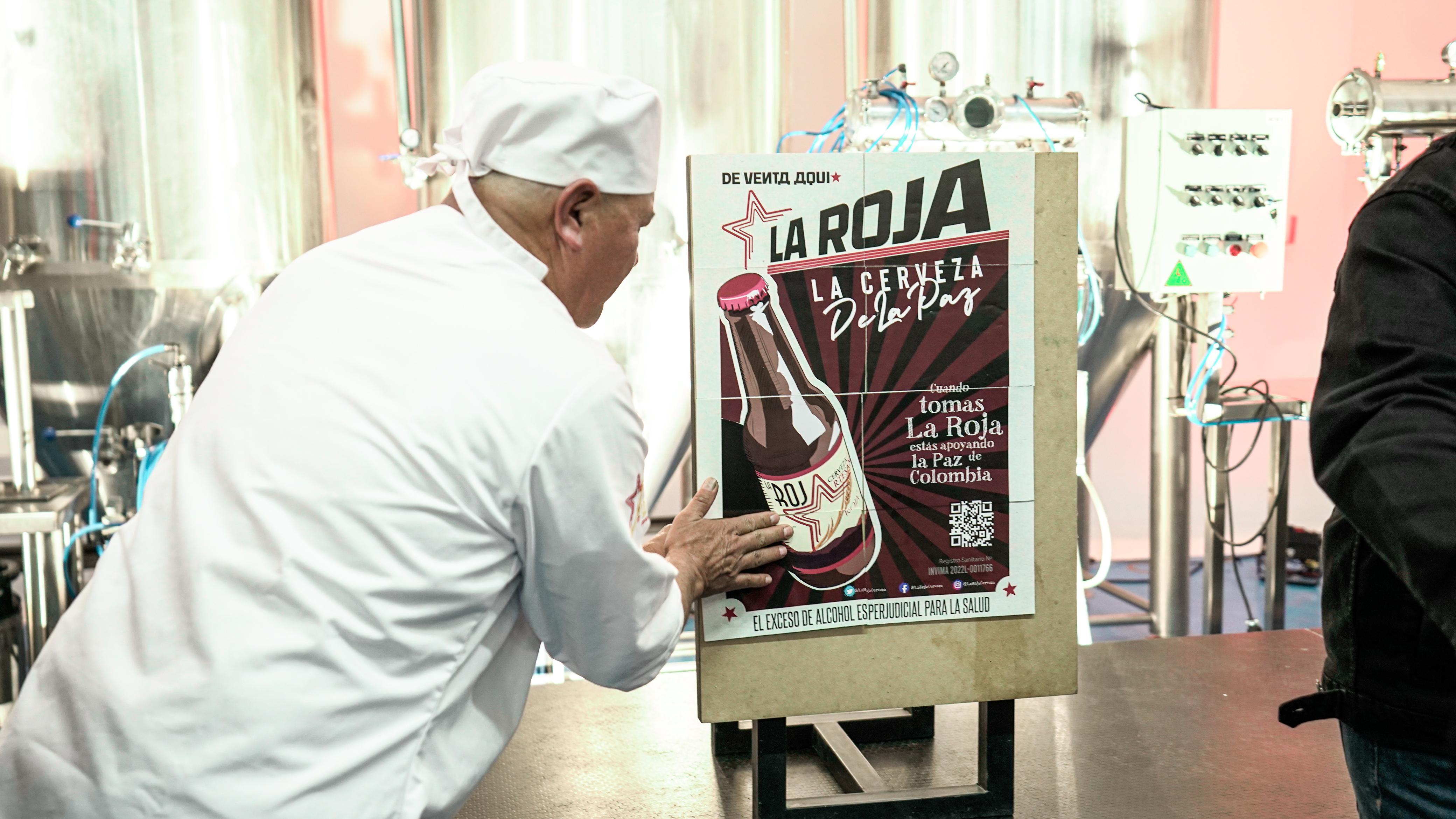 Firmantes del Acuerdo de Paz inauguran planta propia de cerveza artesanal La Roja en Bogotá