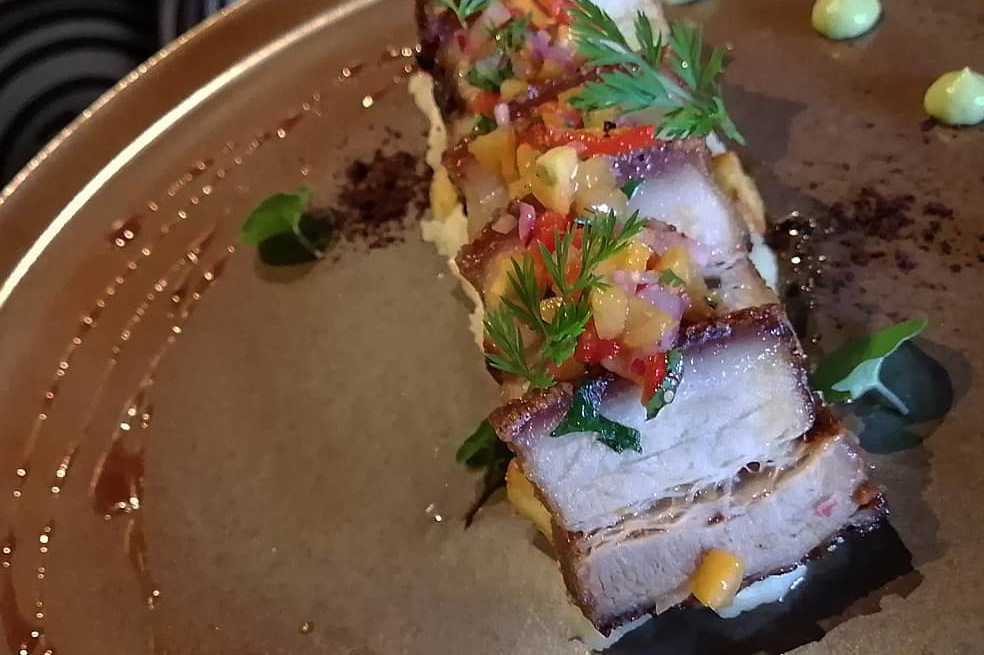Tocino crocante glaseado con panela y puré de yuca