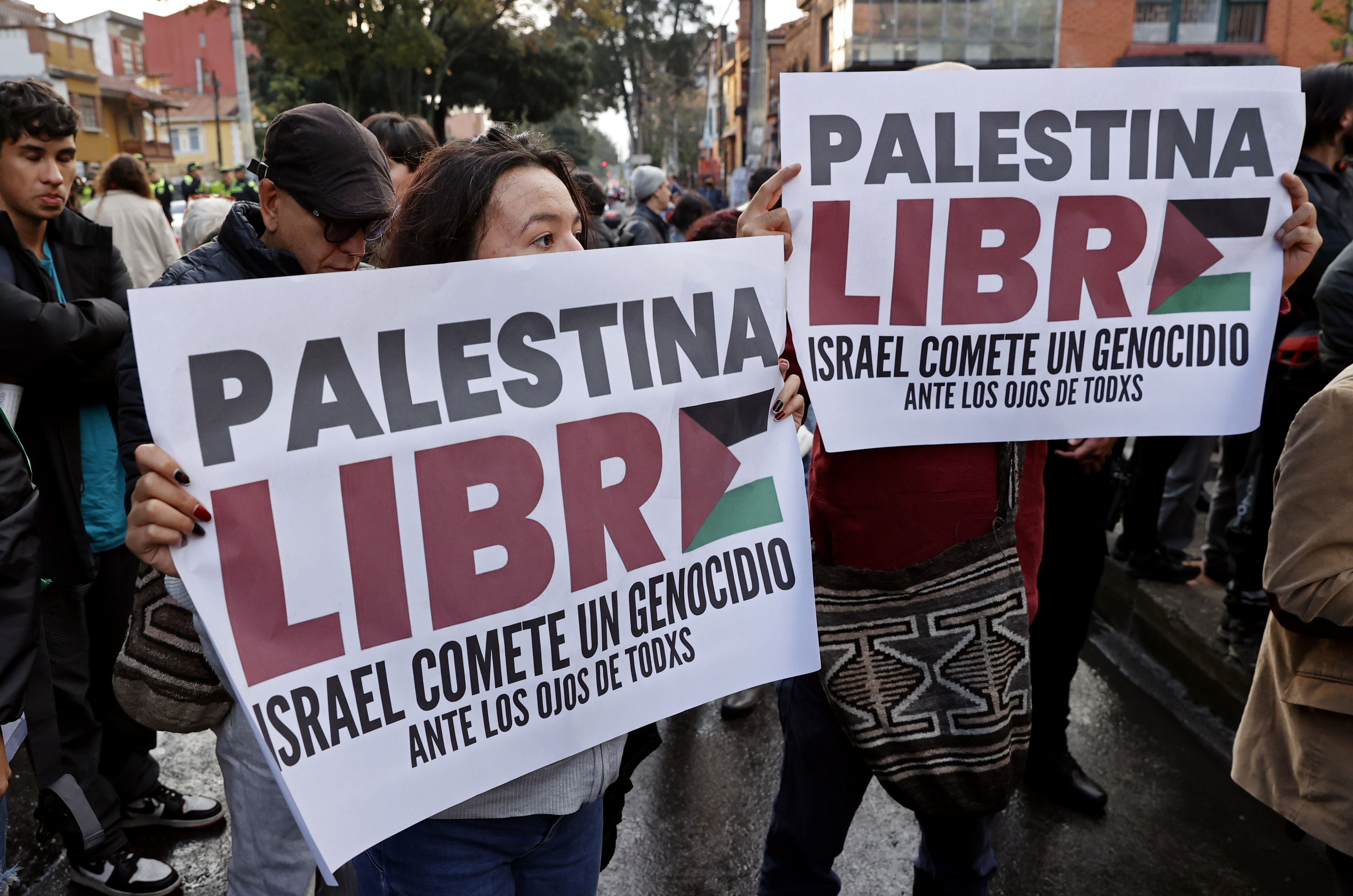 AME8136. BOGOTÁ (COLOMBIA), 17/10/2023.- Varias personas se manifiestan en apoyo a Palestina, hoy en la Embajada de Palestina en Bogotá (Colombia). EFE/ Mauricio Dueñas Castañeda