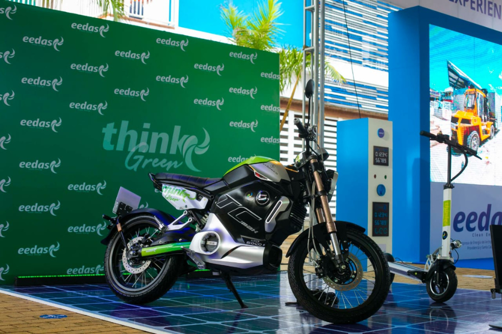 Los vehículos eléctricos hacen parte del engranaje de estrategias para disminuir la huella de carbono en el Caribe colombiano.