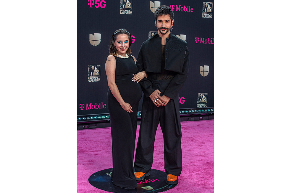 Evaluna iluminó la alfombra de Premios Lo Nuestro con botas de plataforma