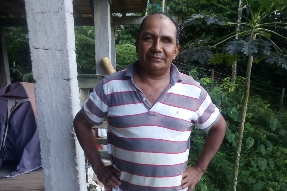 El 29 de mayo de 2019, la Dirección de la Policía Antinarcóticos y el Escuadrón Móvil Antidisturbios (Esmad) instalaron una base de operaciones en la vereda La Cumbre, del municipio de Puerto Asís (Putumayo), con el objetivo de iniciar la erradicación forzada de cultivos de coca. El 3 de junio, cuando los policías se disponían a ejecutar la orden de arrancar las matas, Diobaldo Cruz, como presidente de la junta de acción comunal de dicha vereda, habló con el capitán Bonilla para frenar la operacion, ya que el Estado, en su concepto, había incumplido los acuerdos de sustitución voluntaria firmados con muchas familias de la zona. La petición resultó infructuosa y el agente respondió que “sin importar si tenía que correr sangre o rodar cabezas, él hacía su trabajo”, le contó Cruz a la jueza.