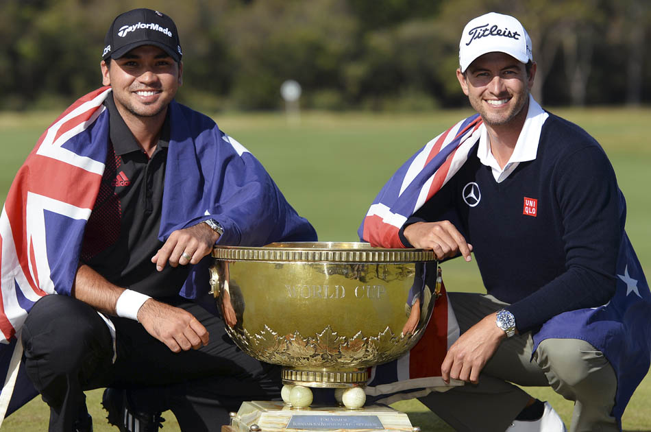 Jason Day (derecha) y Adam Scott (izquierda) posan con el trofeo de la Copa Mundial de Golf.