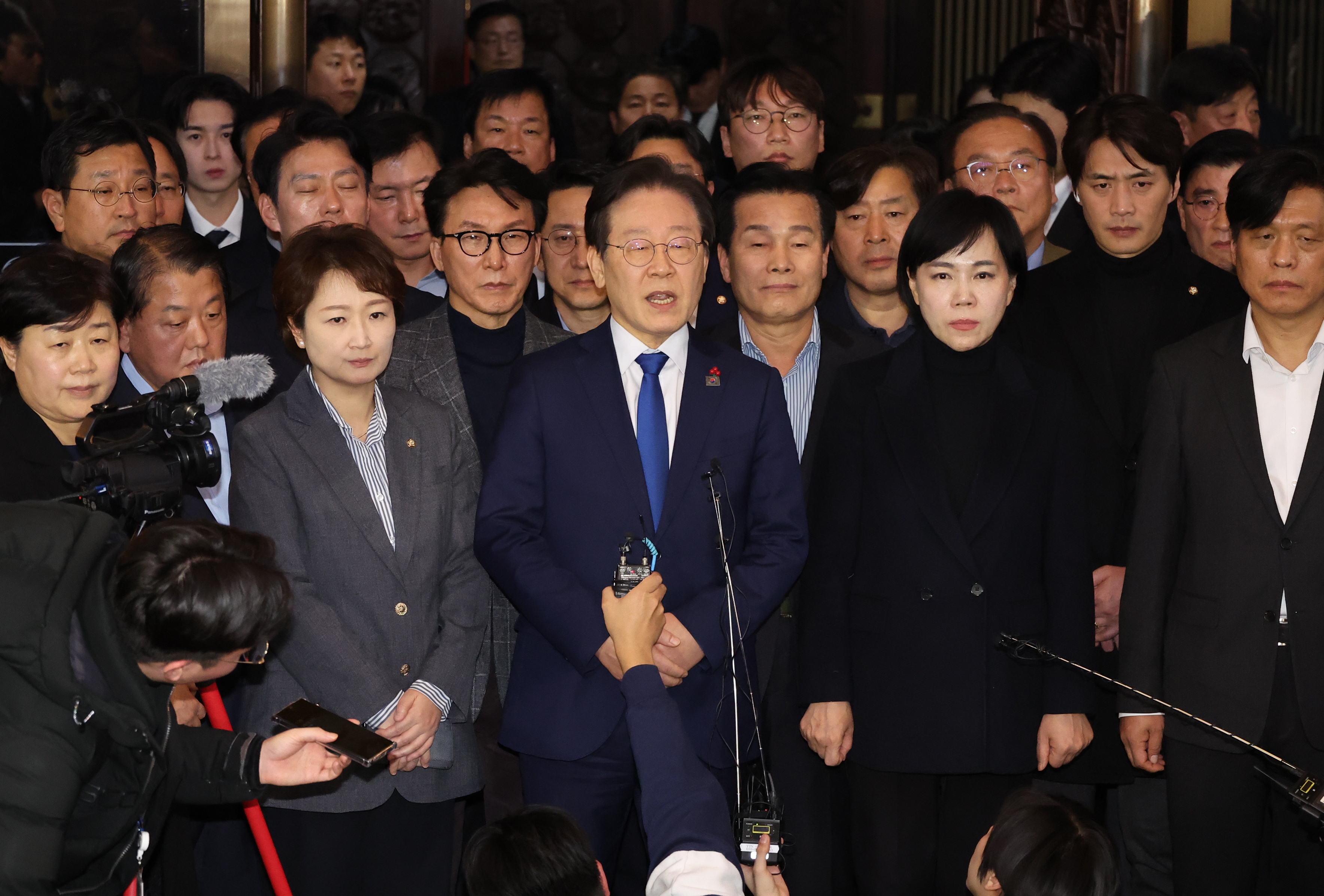 Seoul (Korea, Republic Of), 04/12/2024.- Head of the main opposition Democratic Party Lee Jae-myung (C) announces his stance at the National Assembly in Seoul shortly after an emergency plenary session of National Assembly passed a resolution urging the president to withdraw martial law in Seoul, South Korea, early 04 December 2024. President Yoon Suk Yeol had declared martial law on 03 December night, citing the need to root out pro-North Korean forces and uphold the constitutional order. (Corea del Sur, Seúl) EFE/EPA/YONHAP SOUTH KOREA OUT