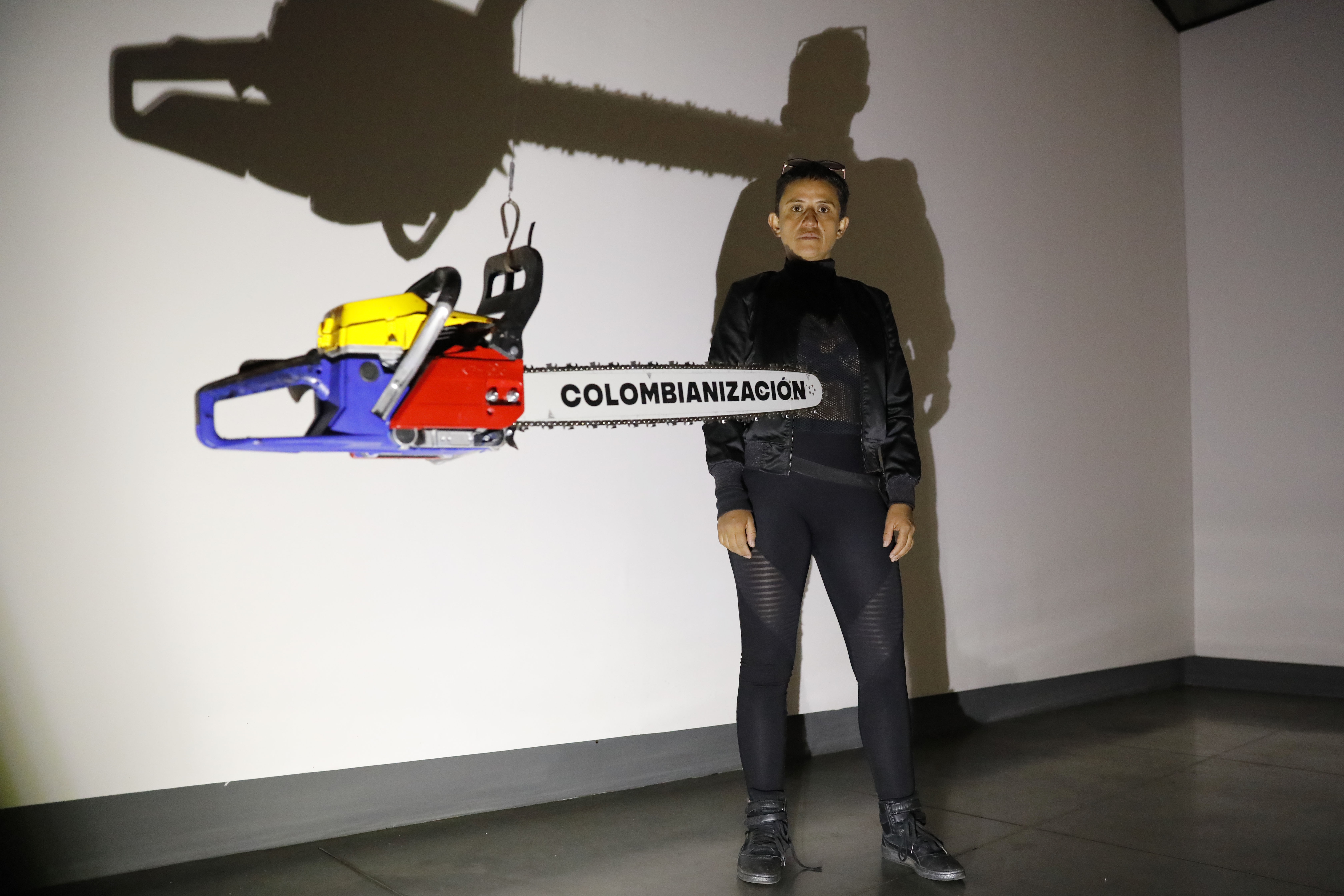 Nadia Granados gana el Premio Luis Caballero con su obra “Colombianización”