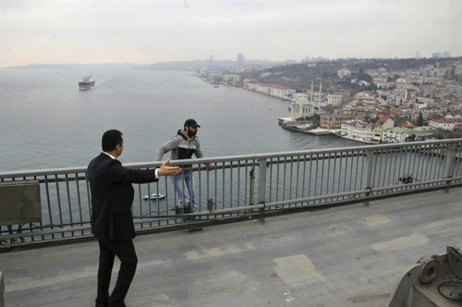 Presidente de Turquía logra impedir que hombre se tire de un puente