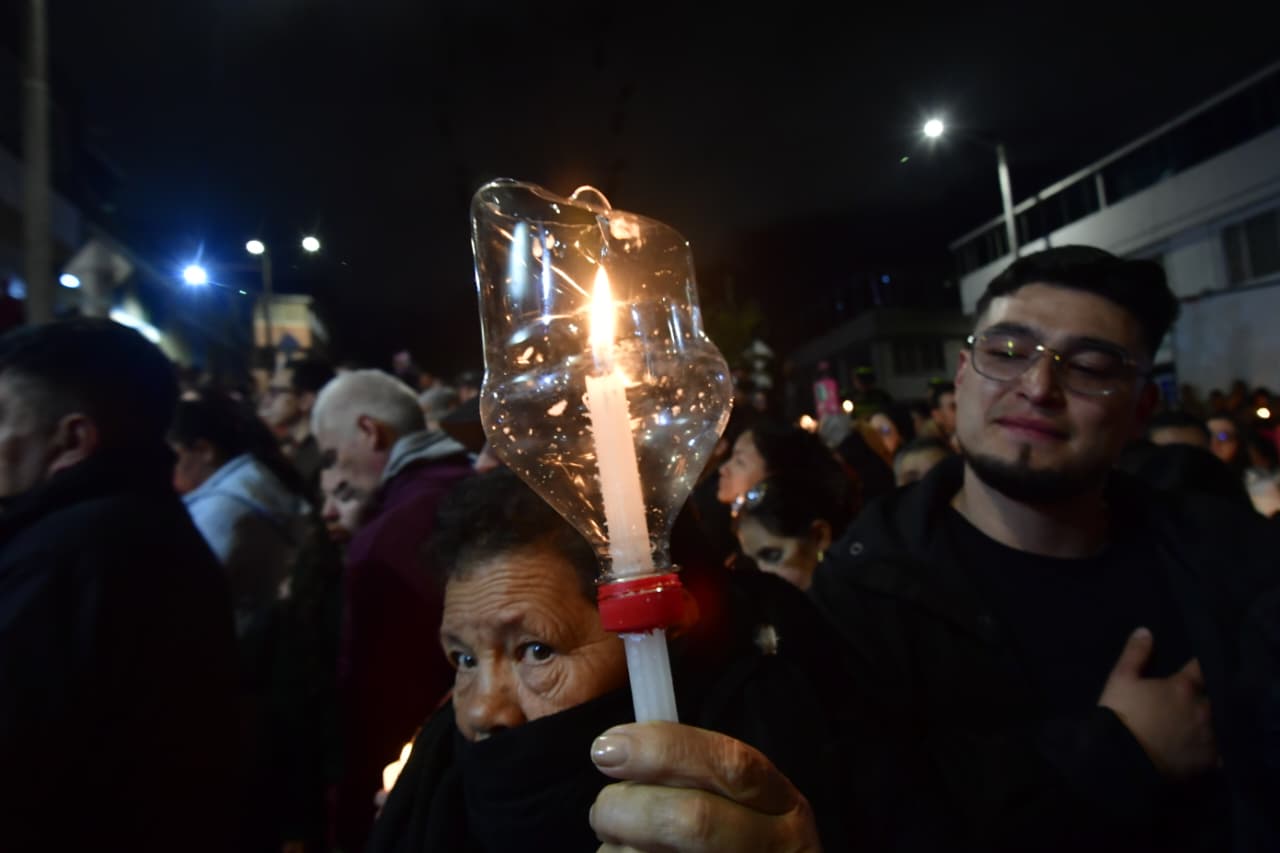 Velatón en el barrio La Sierra, San Cristóbal, por la salud de los niños que se debaten entre la vida y la muerte tras un grave accidente.