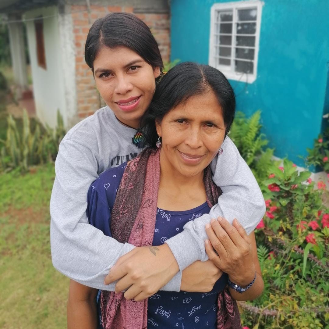 Daniela Soto Pito junto a su madre, las dos son líderes del pueblo nasa.