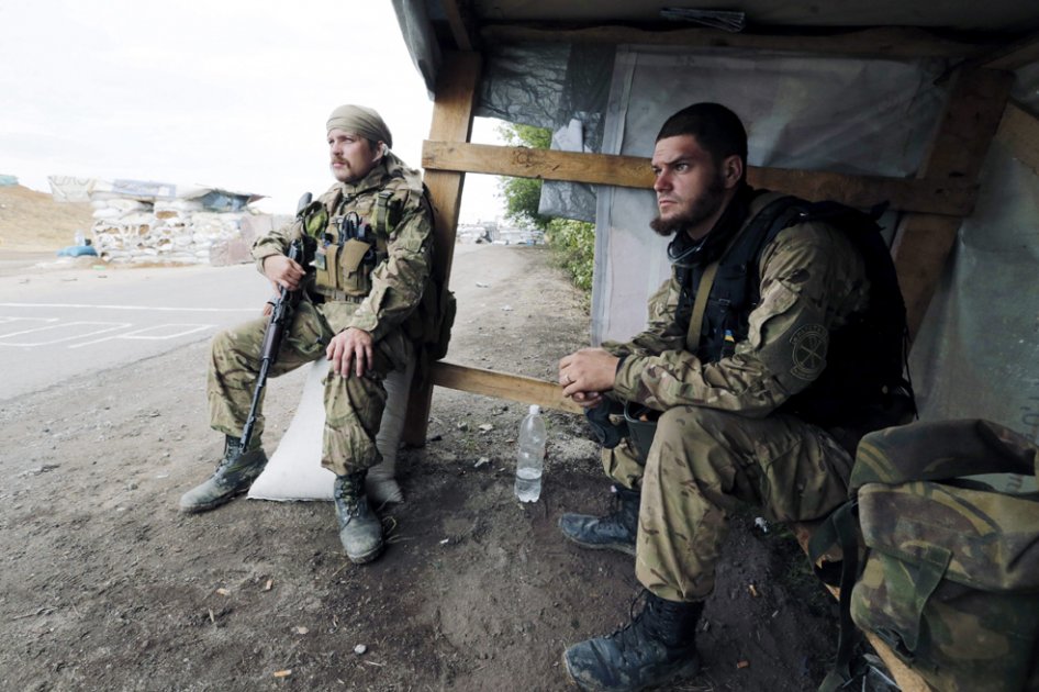 Soldados ucranianos realizan un control en Mariupol (Ucrania./ EFE