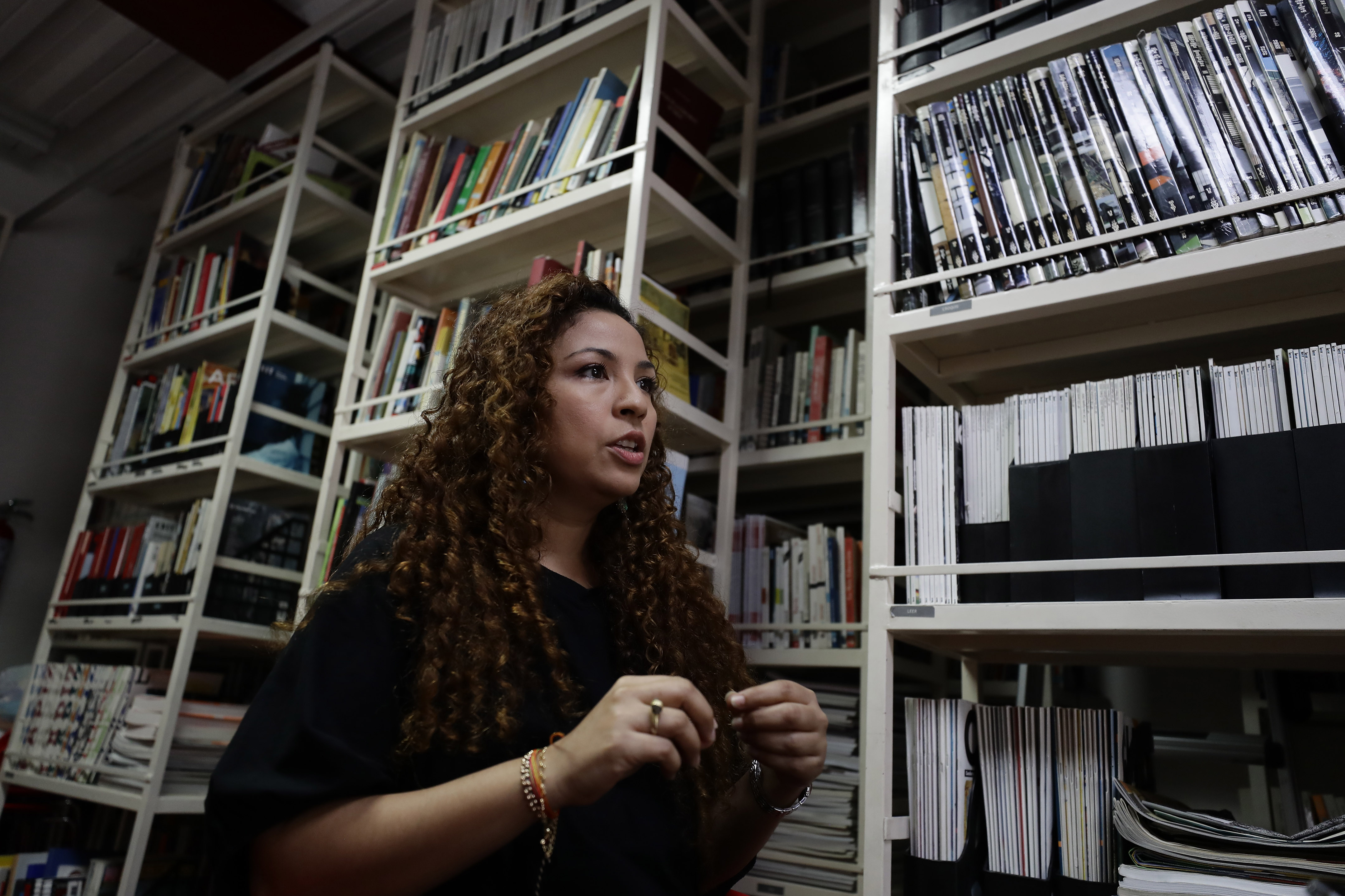 AME7103. SAN SALVADOR (EL SALVADOR), 30/11/2022.- La escritora salvadoreña Roxana Méndez, recientemente ganadora del Premio Internacional de Poesía José Hierro, habla durante una entrevista con EFE, el 21 de noviembre de 2022, en San Salvador (El Salvador). La escritora salvadoreña Roxana Méndez, recientemente ganadora del Premio Internacional de Poesía José Hierro, señaló en una conversación con EFE que la poesía representa un desahogo para ella y afirmó que dedicarse a dicho género literario es "de trabajo, perseverancia y de creer en uno mismo". EFE/Rodrigo Sura