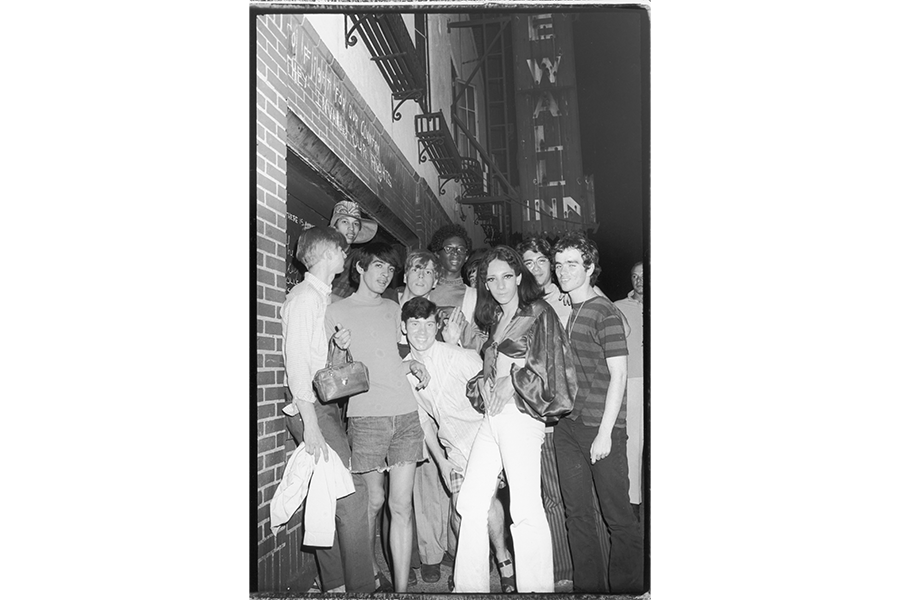 Un grupo no identificado de jóvenes celebran frente al Stonewall Inn después de los disturbios del fin de semana del 28 de junio de 1969. (Foto de Fred W. McDarrah/MUUS Collection vía Getty Images)