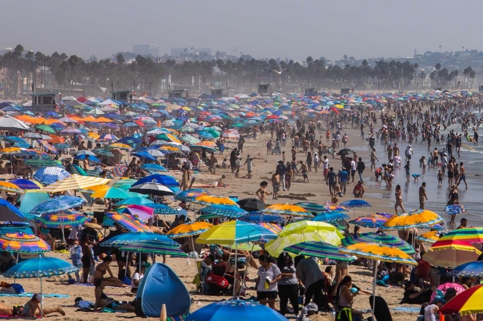 Los estadounidenses siguen sin obedecer: playas abarrotadas y fiestas en el Día del Trabajo