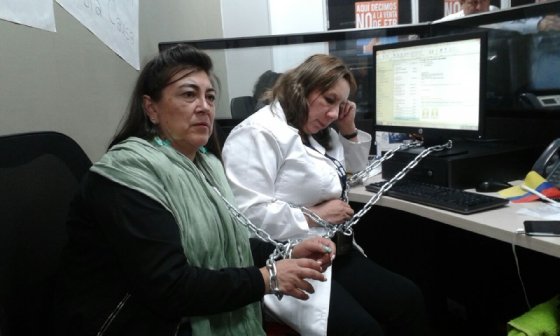 Luz Mery Soto y María del Pilar Miranda se encadenaron a sus escritorios desde el 23 de junio.