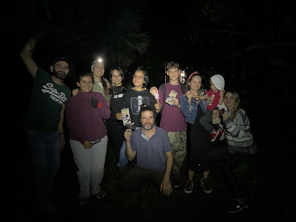 Actividad de registro nocturno de biodiversidad y educación basada en experiencia durante la celebración del mes de los murciélagos (Foto: Diego Gómez)
