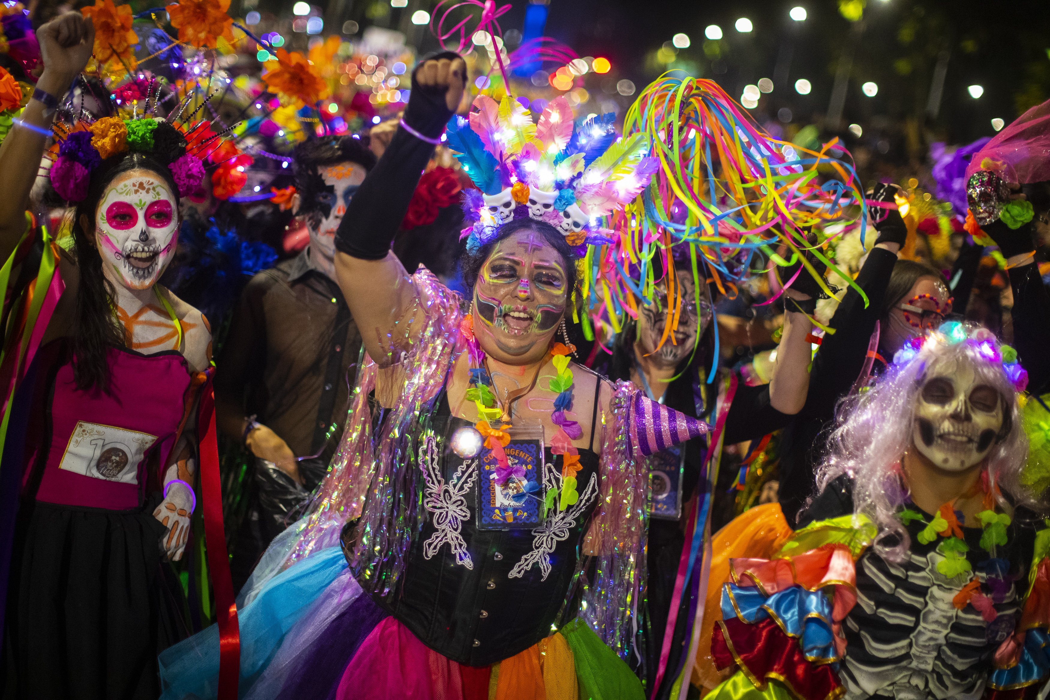 MEX9040.CIUDAD DE MÉXICO (MÉXICO), 22/10/2023.- Personas caracterizadas de Catrinas participan en la Procesión de Catrinas como parte de las celebraciones por el Día de Muertos, en Ciudad de México (México).Decenas de miles de mexicanos y turistas presenciaron este domingo la "Mega Procesión de las Catrinas", un desfile de esqueletos en Ciudad de México que sirve como antesala del Día de Muertos. EFE/Isaac Esquivel