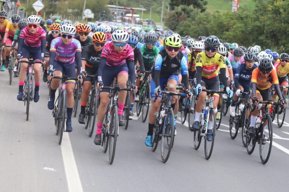 El pelotón de la Vuelta a Colombia Femenina en la segunda etapa de la edición 2022.