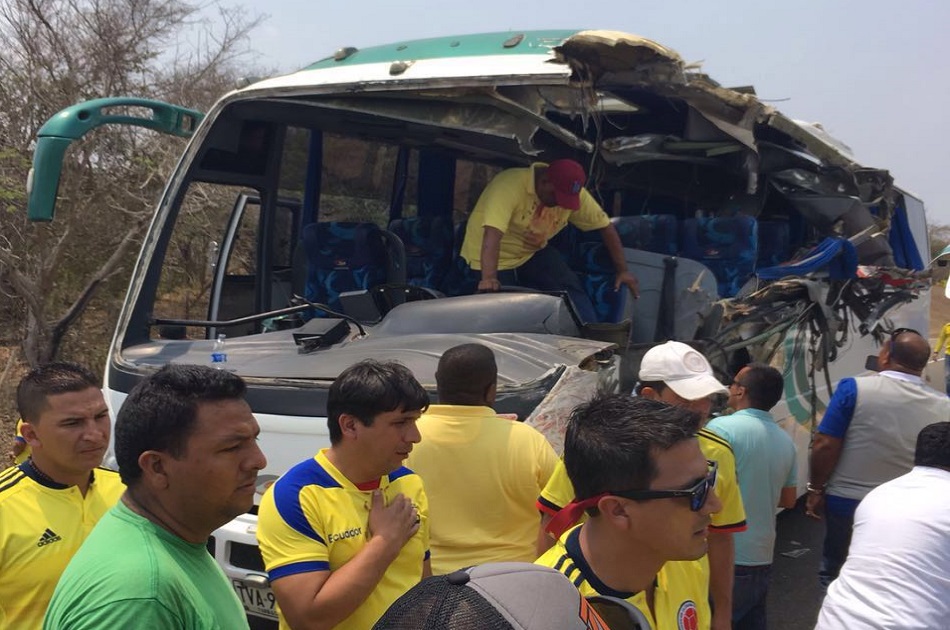Bus en el que viajaban hinchas ecuatorianos sufrió accidente camino a Barranquilla