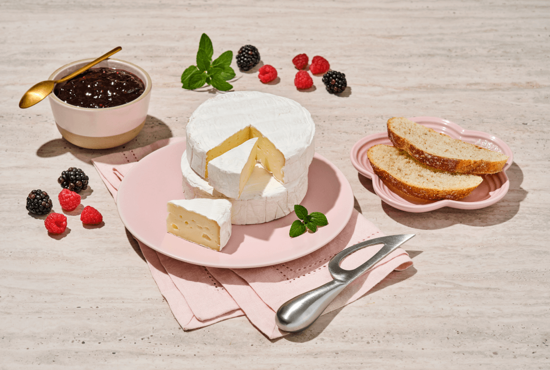 El Camembert de la región de Normandia cuenta con Denominación de Origen y se conoce como Camembert Le Châtelain o Camembert de Normandie DOP.
