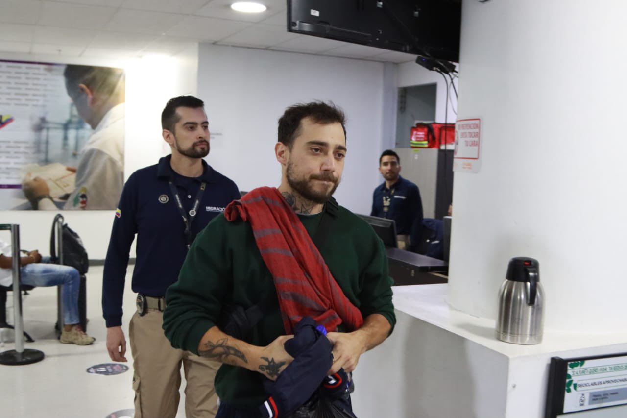 Canadiense que golpeó a policía fue expulsado del país: no podrá volver en 10 años